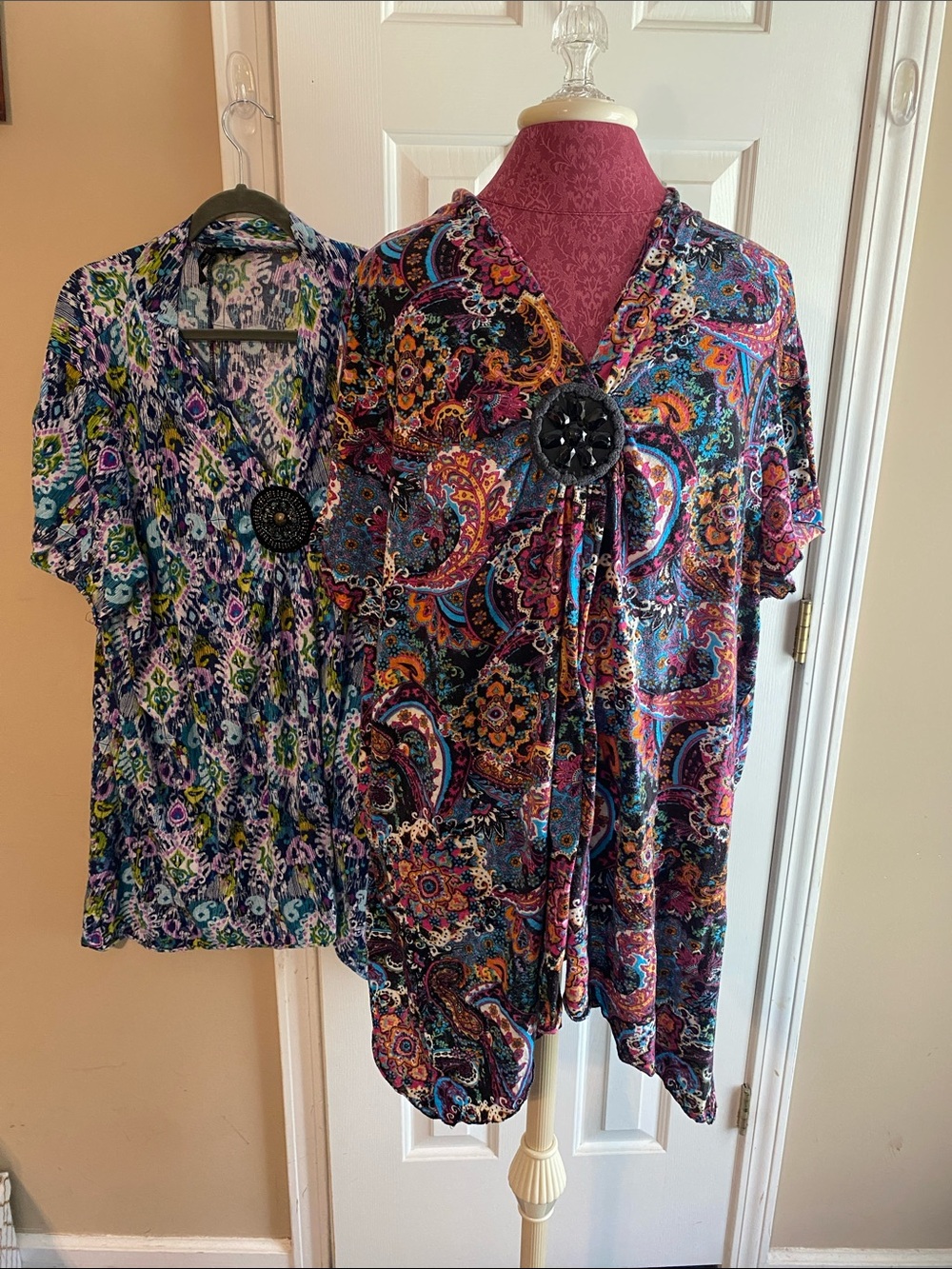 New Directions Multicolor Beaded V-Neck Geometric Paisley Asymmetrical Tunic - Picture 7 of 12